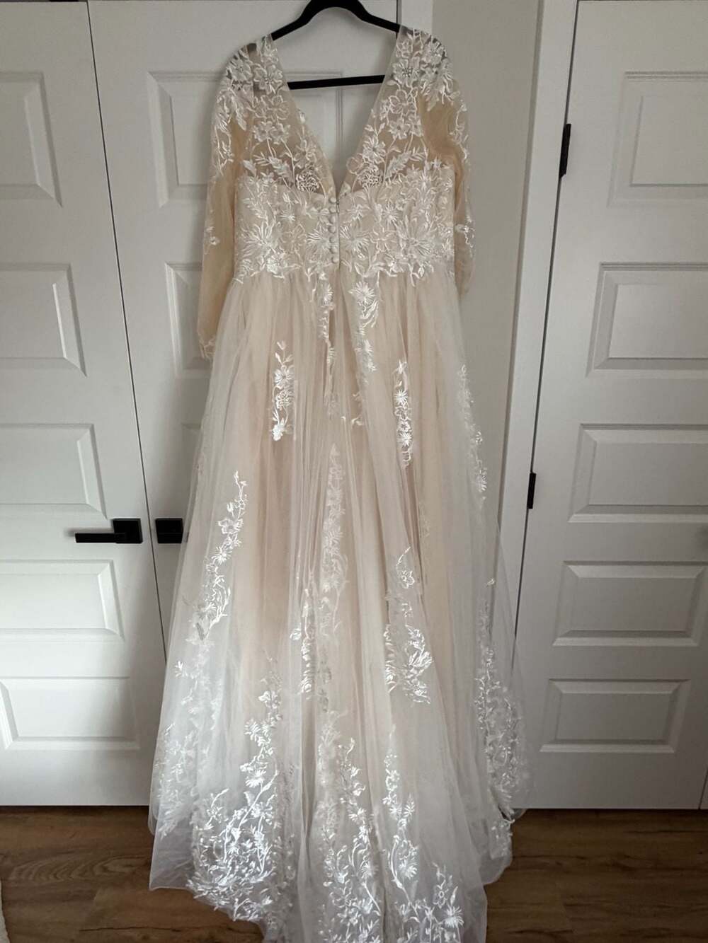 V-Neck Long Sleeve Tulle and Lace Wedding Dress - Picture 6 of 9